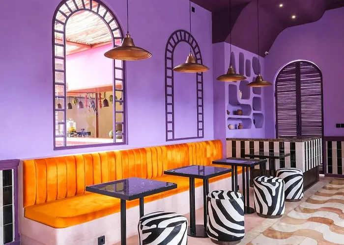El Barrio Boutique & Bar *