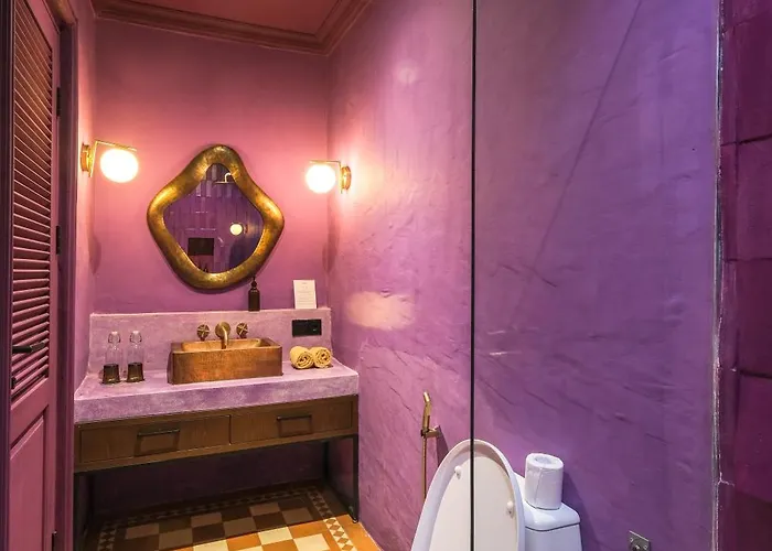 El Barrio Boutique & Bar *