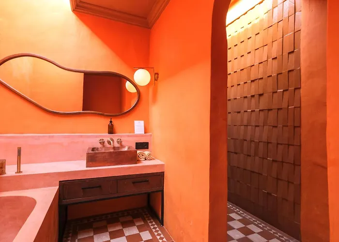 El Barrio Boutique & Bar *